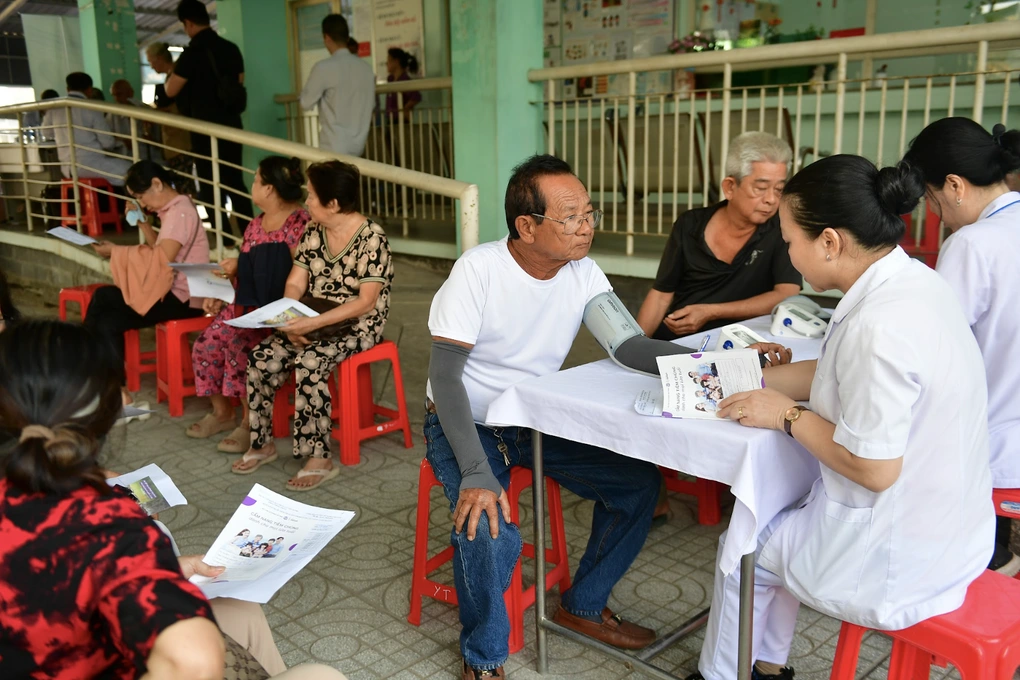 Người Việt đối diện 10 năm sống chung với bệnh tật ở tuổi xế chiều - 3