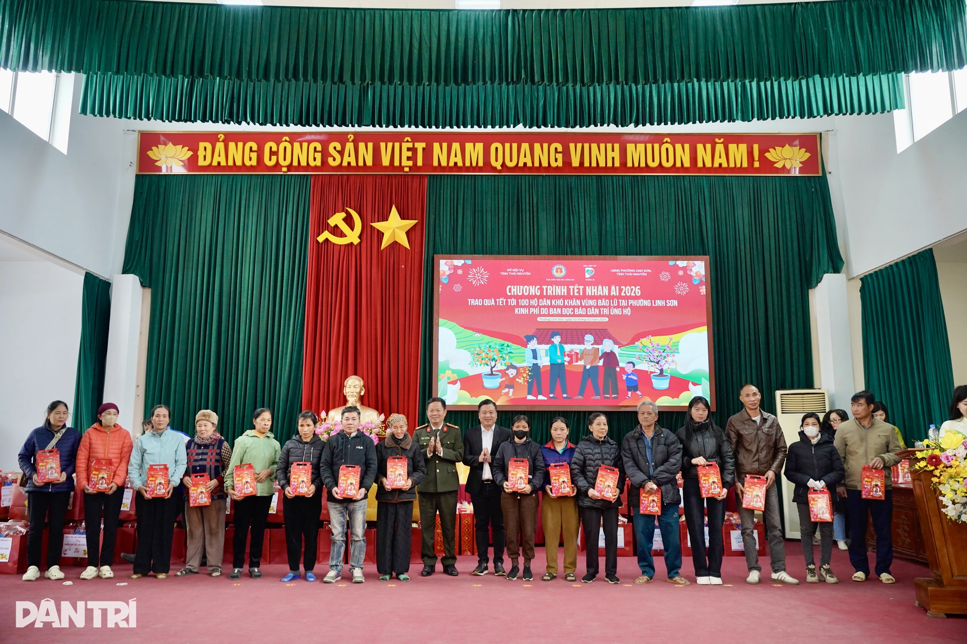 Báo Dân trí trao quà Tết Nhân ái tới 100 hộ khó khăn ở Thái Nguyên - 6 Báo Dân trí trao quà Tết Nhân ái tới 100 hộ khó khăn ở Thái Nguyên - 6