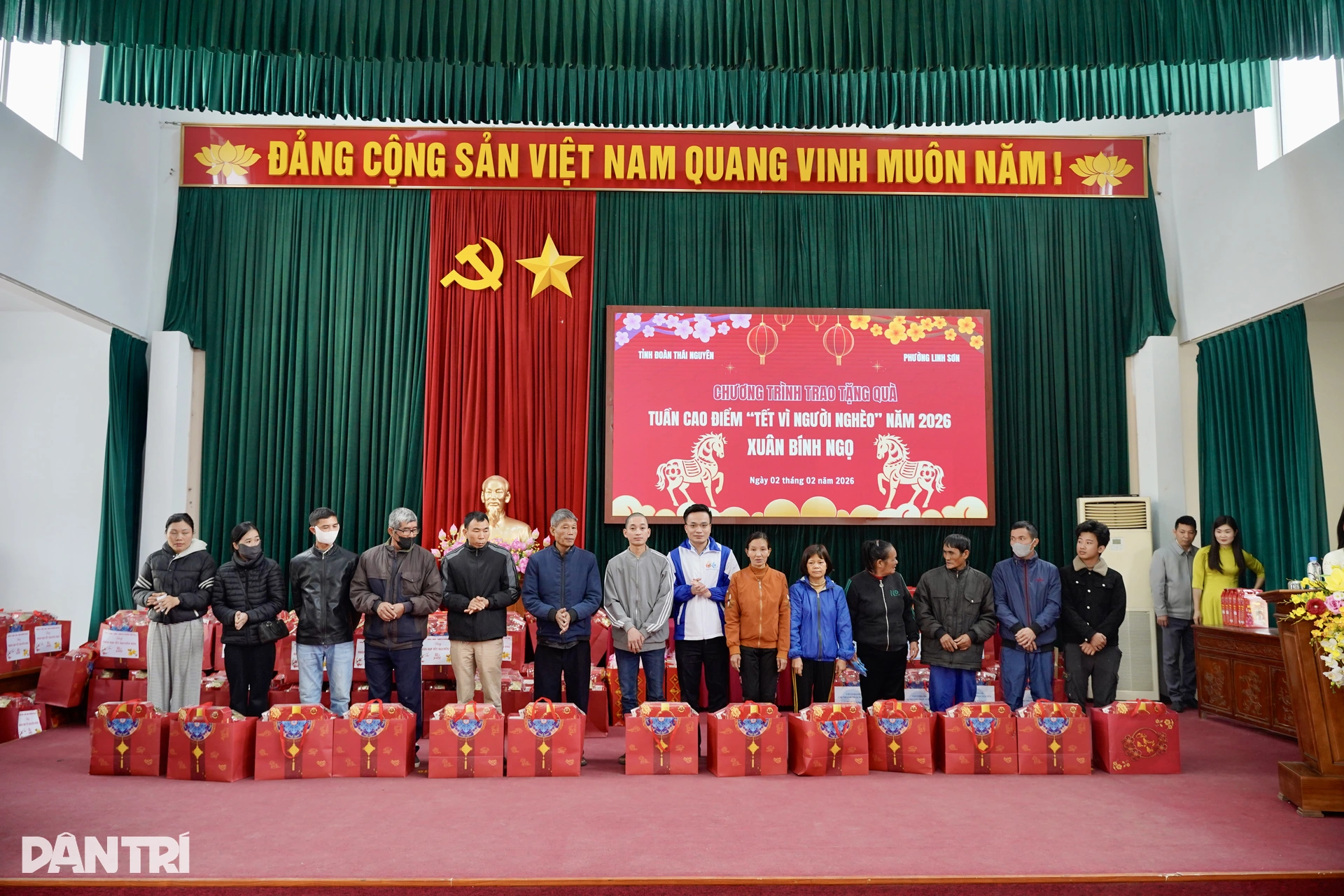 Báo Dân trí trao quà Tết Nhân ái tới 100 hộ khó khăn ở Thái Nguyên - 15 Báo Dân trí trao quà Tết Nhân ái tới 100 hộ khó khăn ở Thái Nguyên - 15