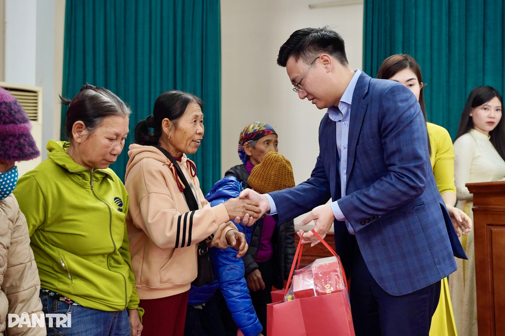 Báo Dân trí trao quà Tết Nhân ái tới 100 hộ khó khăn ở Thái Nguyên - 14 Báo Dân trí trao quà Tết Nhân ái tới 100 hộ khó khăn ở Thái Nguyên - 14