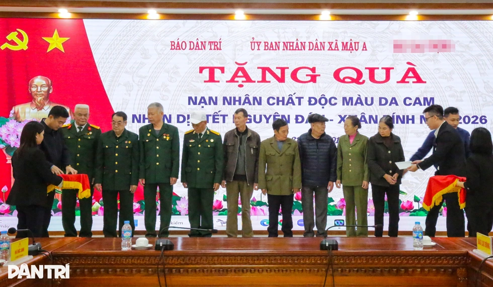 Báo Dân trí tặng quà Tết người có công với cách mạng tại Lào Cai - 2
