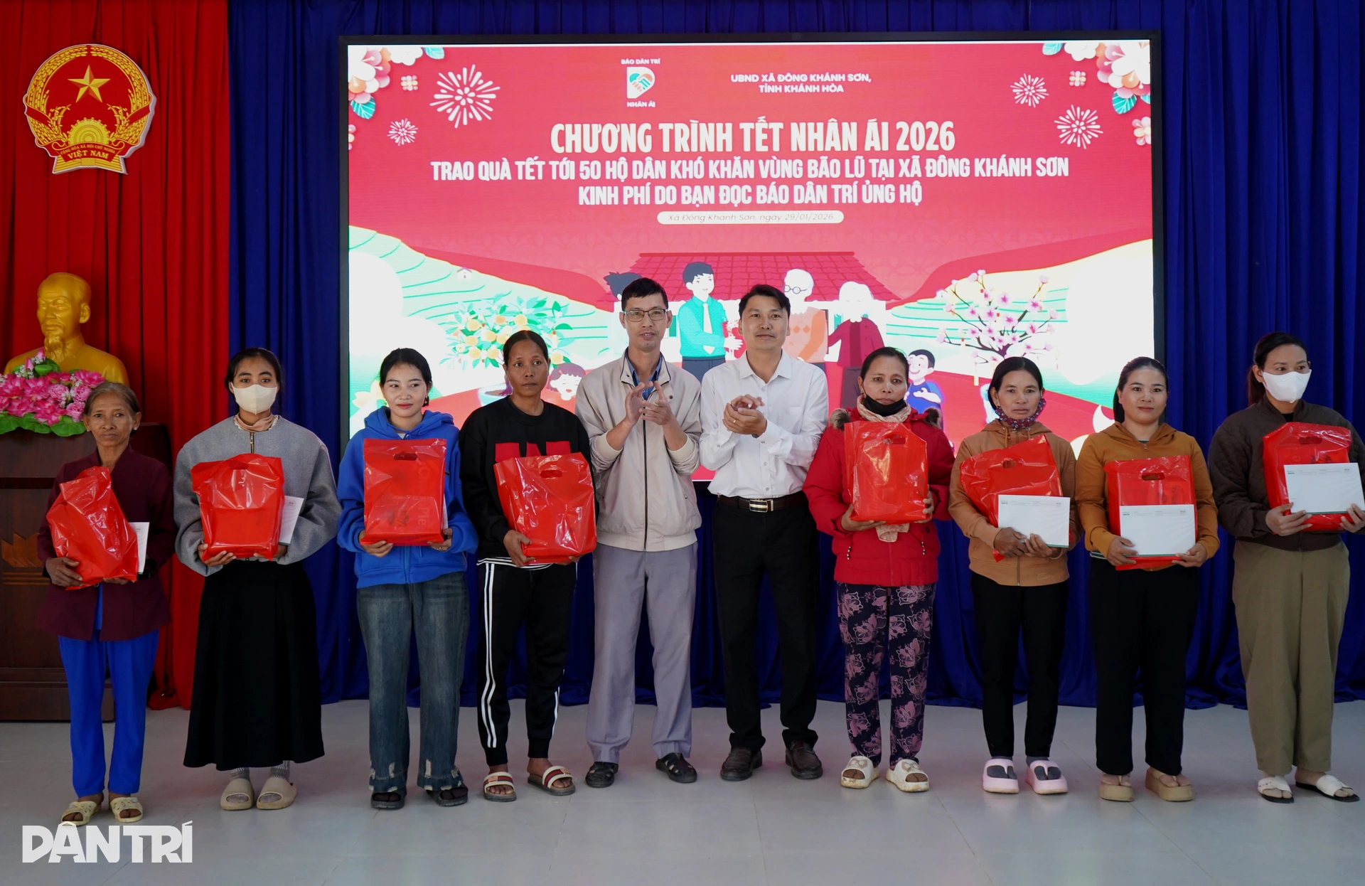 Được tặng 1 triệu đồng sắm Tết, người dân mừng lắm! - 4 Được tặng 1 triệu đồng sắm Tết, người dân mừng lắm! - 4