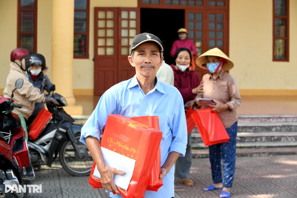 Bạn đọc Dân trí mang niềm vui Tết đến đồng bào vùng lũ Quảng Trị - 5 Bạn đọc Dân trí mang niềm vui Tết đến đồng bào vùng lũ Quảng Trị - 5
