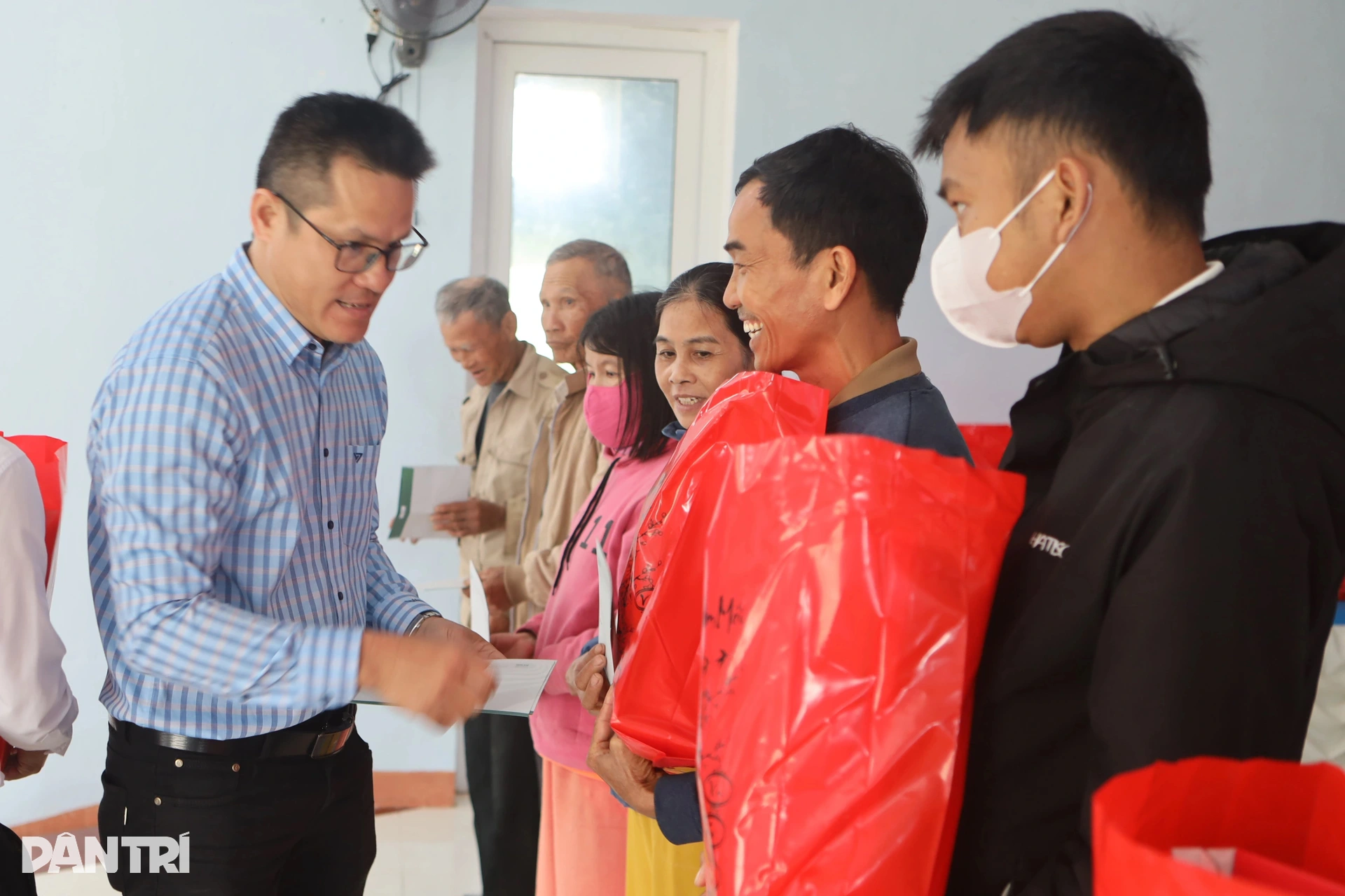 Nhờ quà bạn đọc Dân trí, tôi có thêm tiền mua áo mới cho các cháu đón Tết - 8