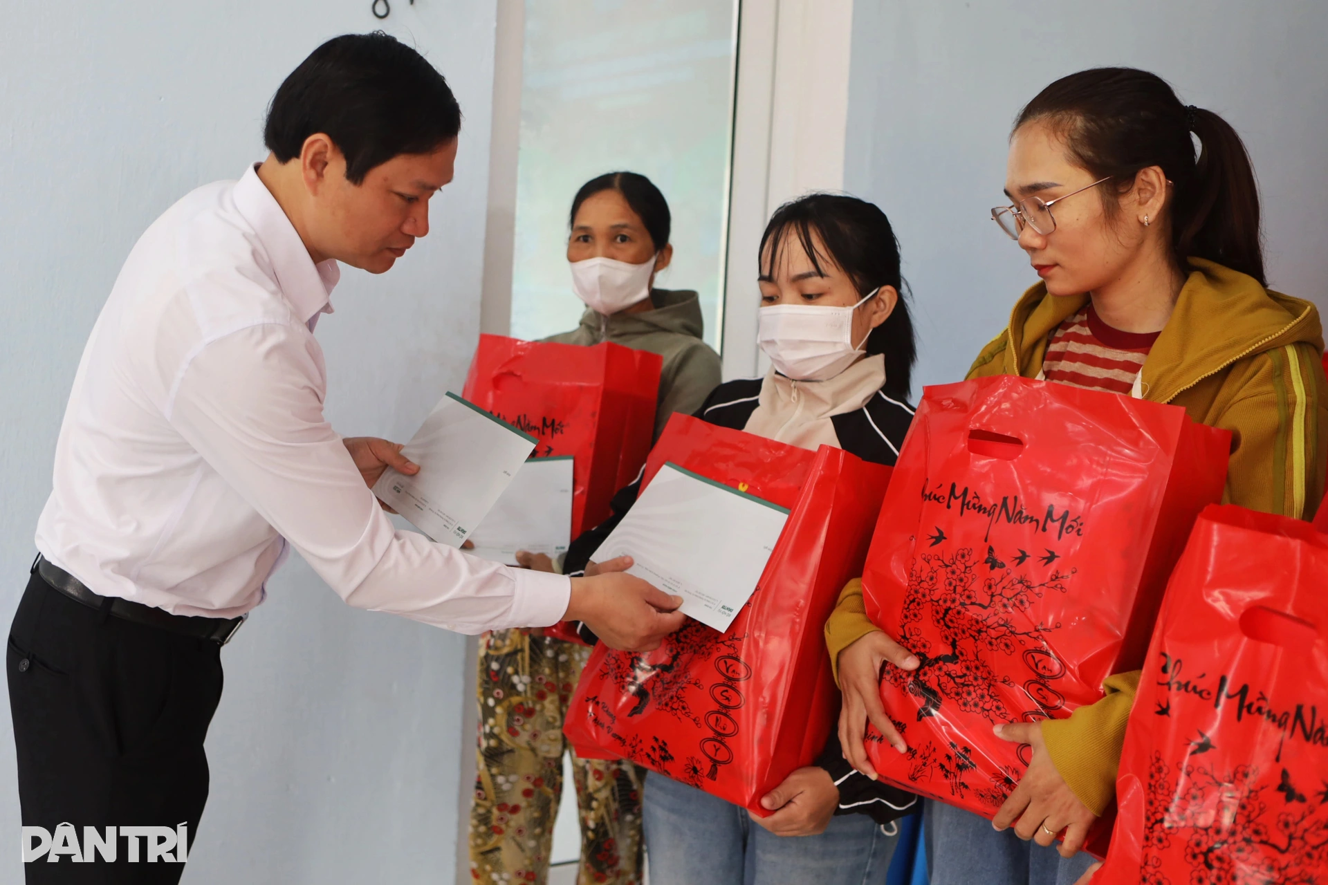 Nhờ quà bạn đọc Dân trí, tôi có thêm tiền mua áo mới cho các cháu đón Tết - 6