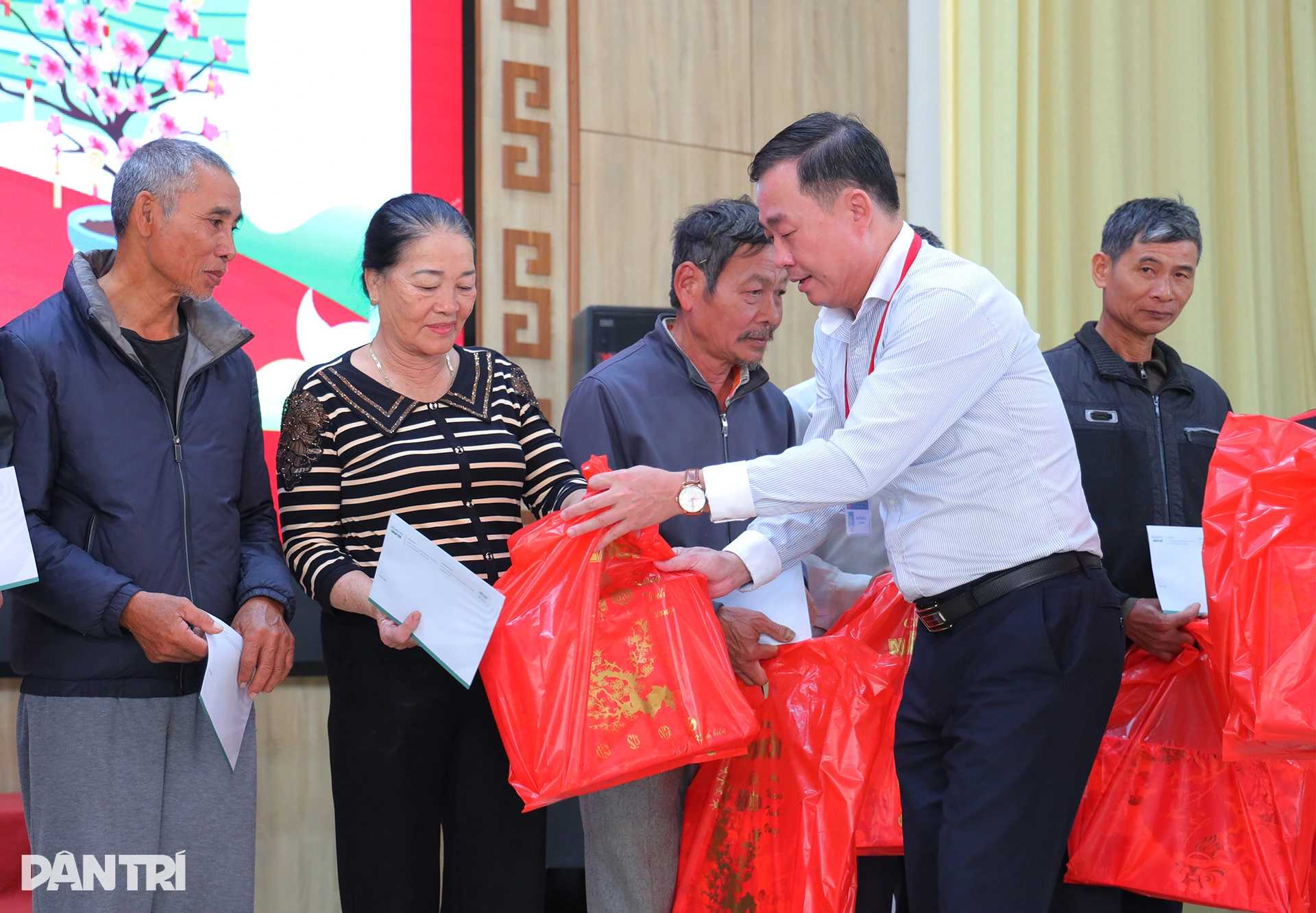 Có quà Dân trí, tôi để mua thịt Tết, bánh thắp hương cúng tổ tiên - 3 Có quà Dân trí, tôi để mua thịt Tết, bánh thắp hương cúng tổ tiên - 3