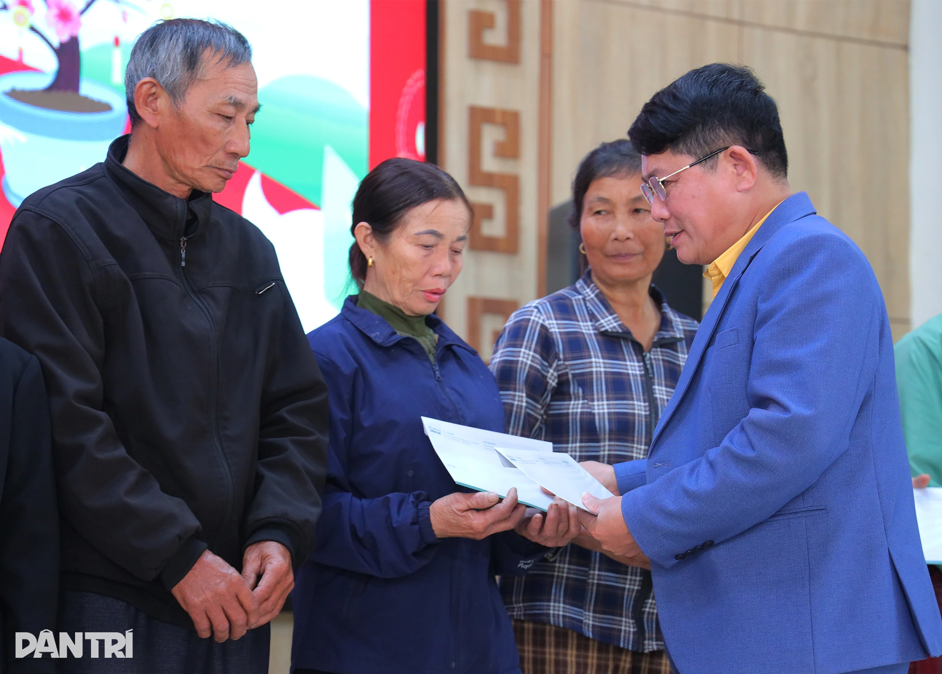 Có quà Dân trí, tôi để mua thịt Tết, bánh thắp hương cúng tổ tiên - 4 Có quà Dân trí, tôi để mua thịt Tết, bánh thắp hương cúng tổ tiên - 4