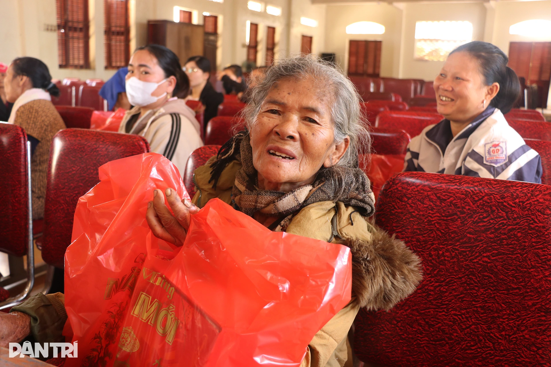 Có quà Dân trí, tôi để mua thịt Tết, bánh thắp hương cúng tổ tiên - 6 Có quà Dân trí, tôi để mua thịt Tết, bánh thắp hương cúng tổ tiên - 6