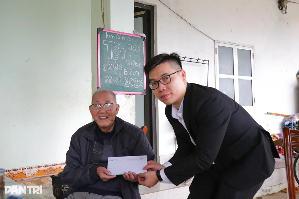 Báo Dân trí tặng quà Tết người có công với cách mạng tại Lào Cai - 5