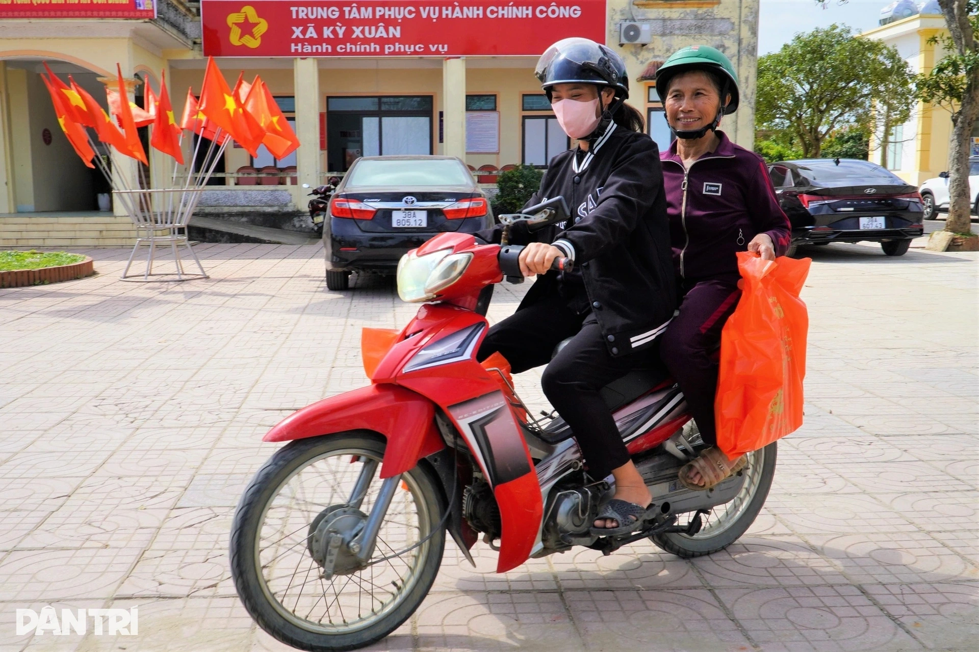 Cơn bão dữ còn trong ký ức, Tết thêm ấm bởi nghĩa tình bạn đọc Dân trí - 12