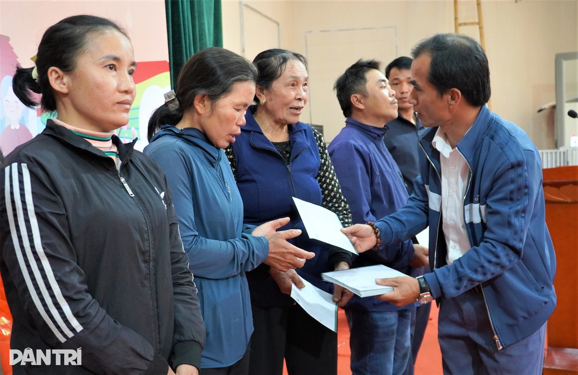 Cơn bão dữ còn trong ký ức, Tết thêm ấm bởi nghĩa tình bạn đọc Dân trí - 7