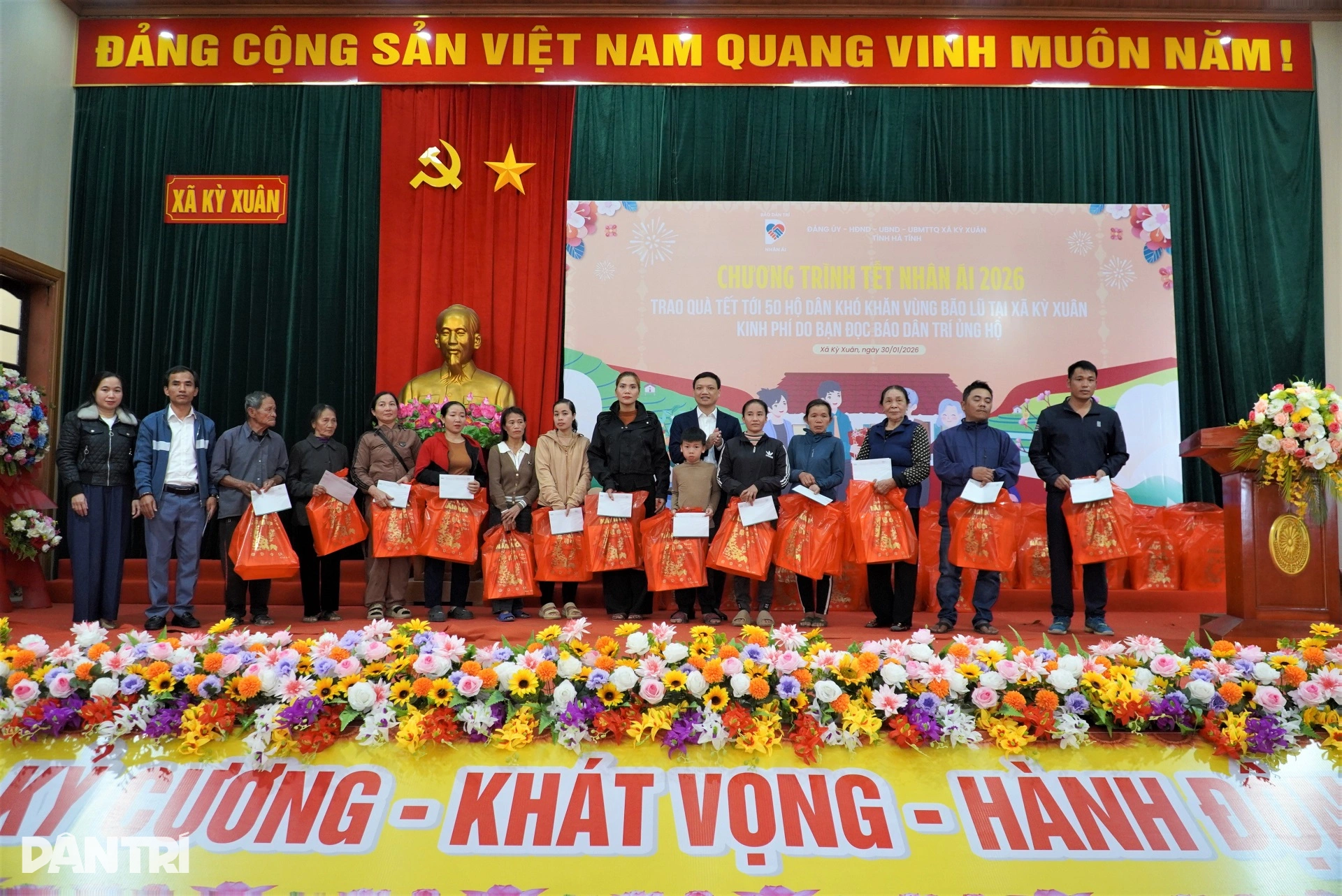 Cơn bão dữ còn trong ký ức, Tết thêm ấm bởi nghĩa tình bạn đọc Dân trí - 11