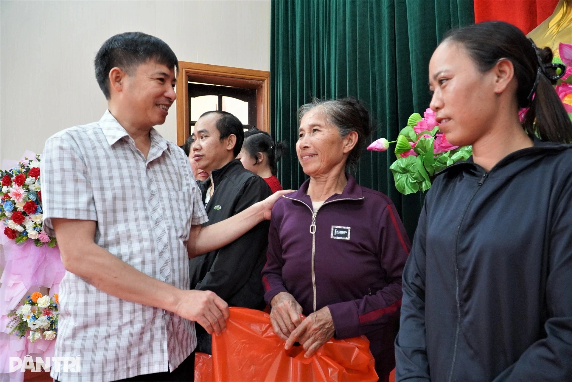 Cơn bão dữ còn trong ký ức, Tết thêm ấm bởi nghĩa tình bạn đọc Dân trí - 10