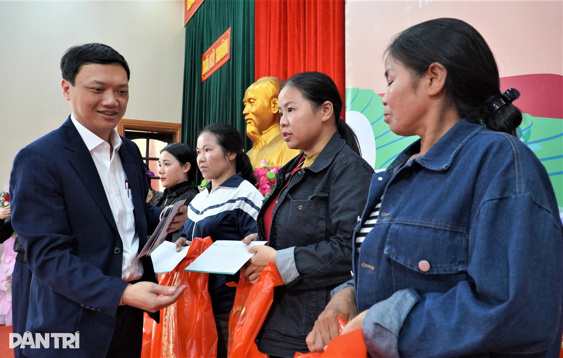 Cơn bão dữ còn trong ký ức, Tết thêm ấm bởi nghĩa tình bạn đọc Dân trí - 9