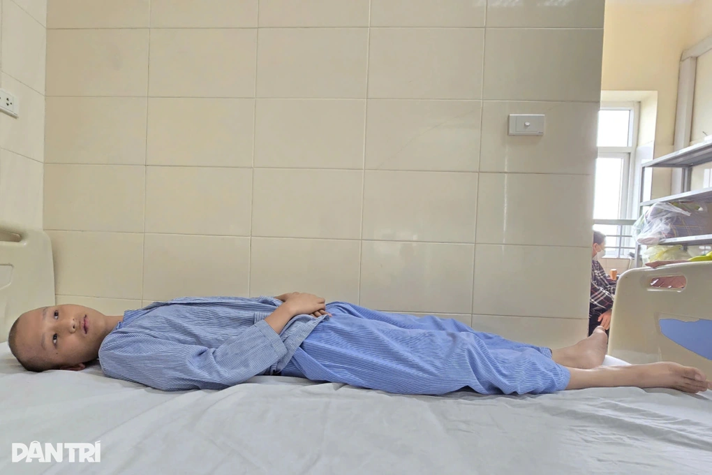Bạn đọc Dân trí chung tay giúp cậu bé mồ côi mẹ giữ lại đôi chân - 3 Bạn đọc Dân trí chung tay giúp cậu bé mồ côi mẹ giữ lại đôi chân - 3