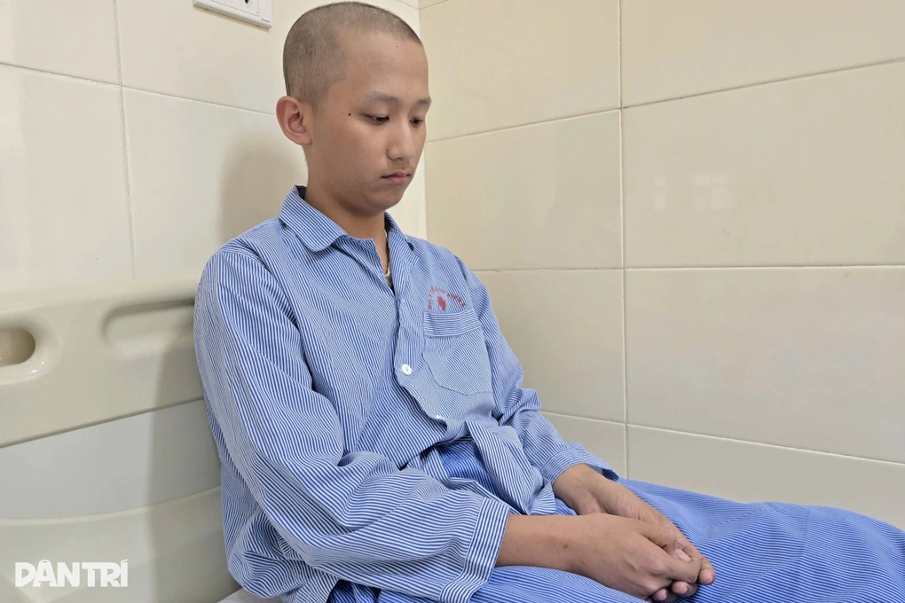 Bạn đọc Dân trí chung tay giúp cậu bé mồ côi mẹ giữ lại đôi chân - 2 Bạn đọc Dân trí chung tay giúp cậu bé mồ côi mẹ giữ lại đôi chân - 2