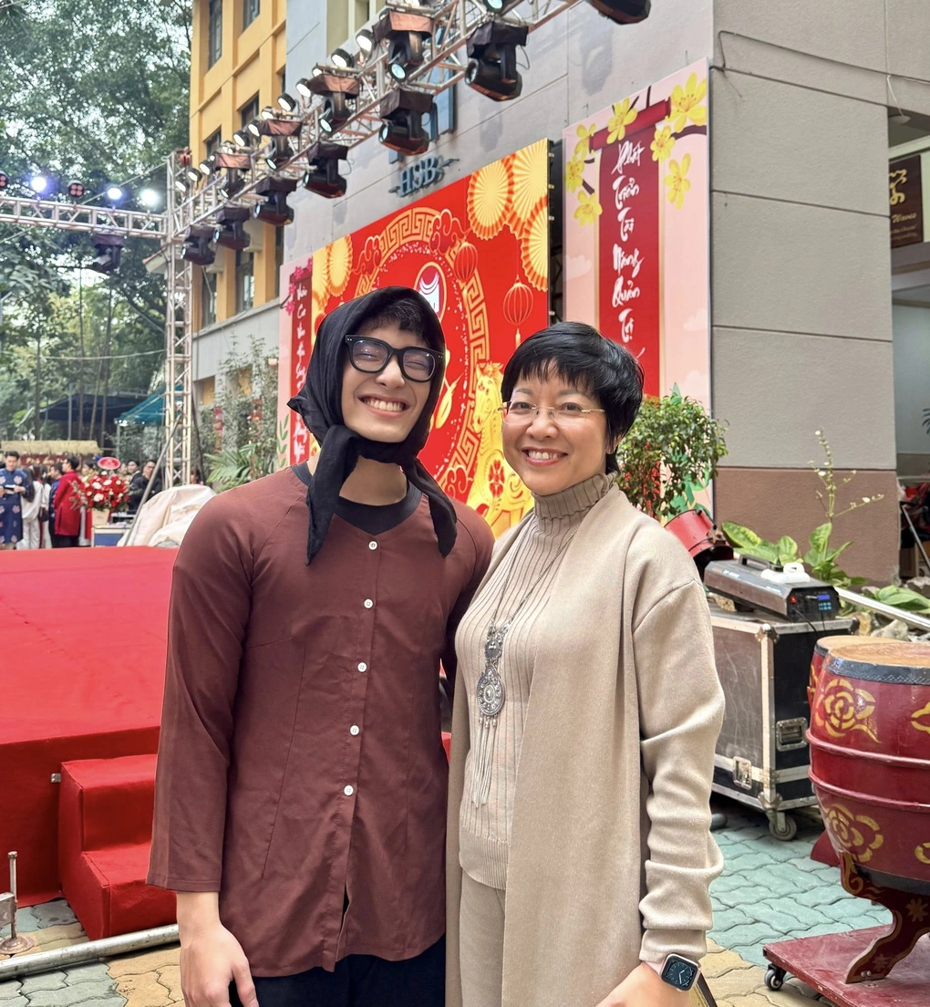 Bức ảnh mẹ con MC Thảo Vân chụp cùng NSND Tự Long gây chú ý - 2