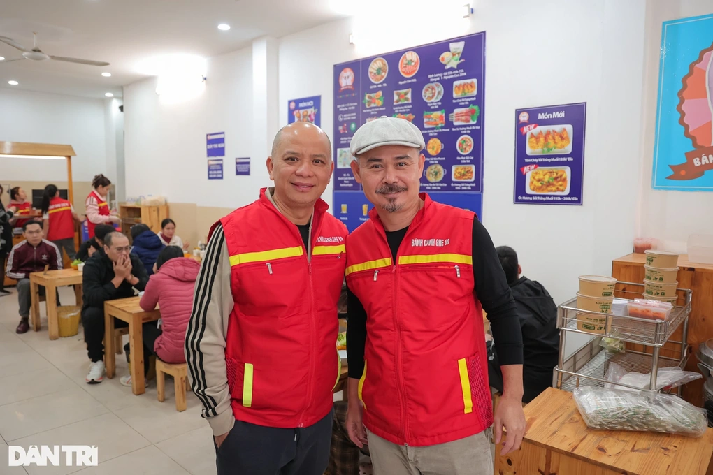 Vĩnh Xương đi chợ đầu mối lúc 2h30 sáng, tự tay dắt xe, bê đồ cho khách - 2 Vĩnh Xương đi chợ đầu mối lúc 2h30 sáng, tự tay dắt xe, bê đồ cho khách - 2