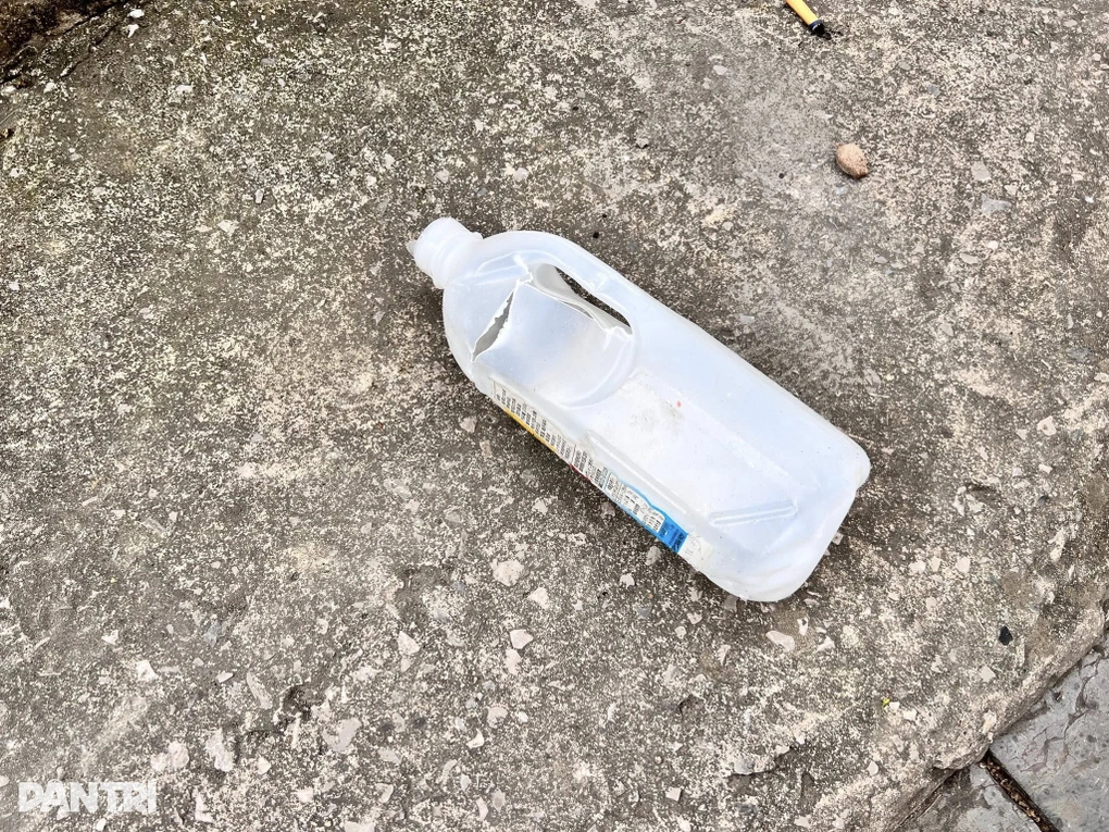 Vật thể liệng từ chung cư ở Hà Nội xuống, kính ô tô của cư dân nứt toác - 3 Vật thể liệng từ chung cư ở Hà Nội xuống, kính ô tô của cư dân nứt toác - 3