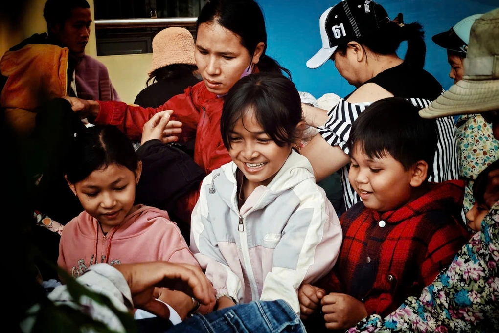 Tặng 1.200 phần thuốc, mang mùa xuân đến với người dân biên giới - 3