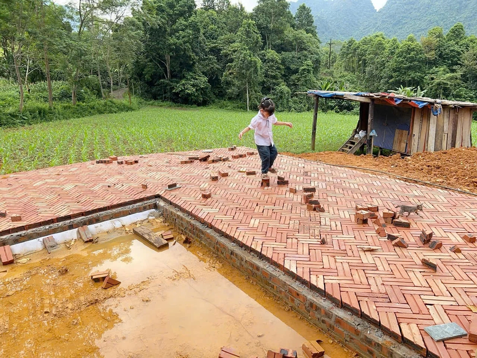 Từ bỏ nhà to, cửa hàng thành phố, cặp vợ chồng đưa con về núi sống - 9