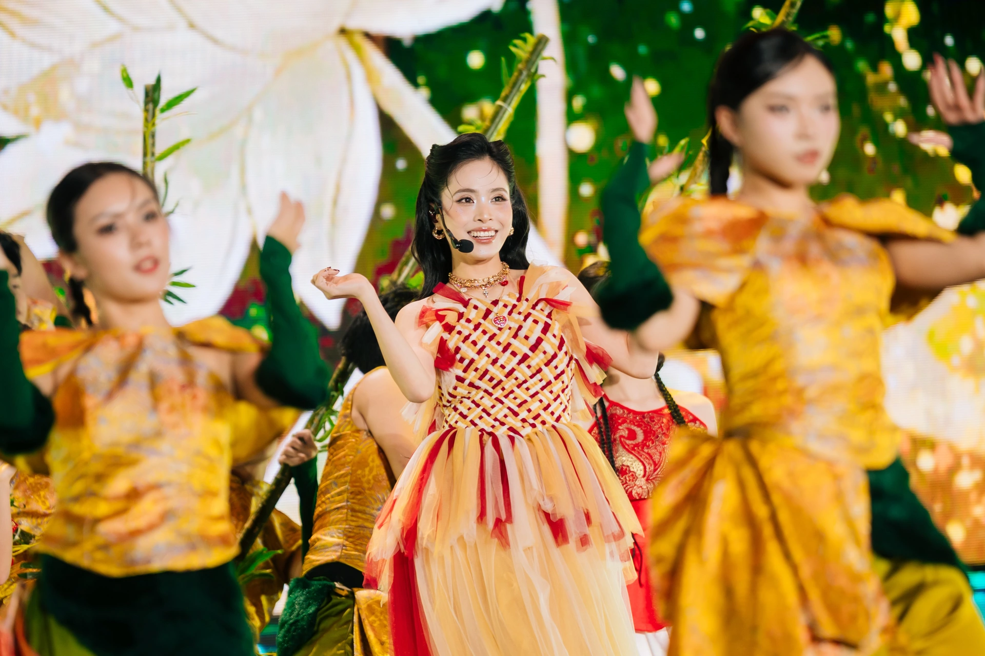 Trúc Nhân bắt nhịp tập thể dục cùng khán giả Hà Nội - 10 Trúc Nhân bắt nhịp tập thể dục cùng khán giả Hà Nội - 10