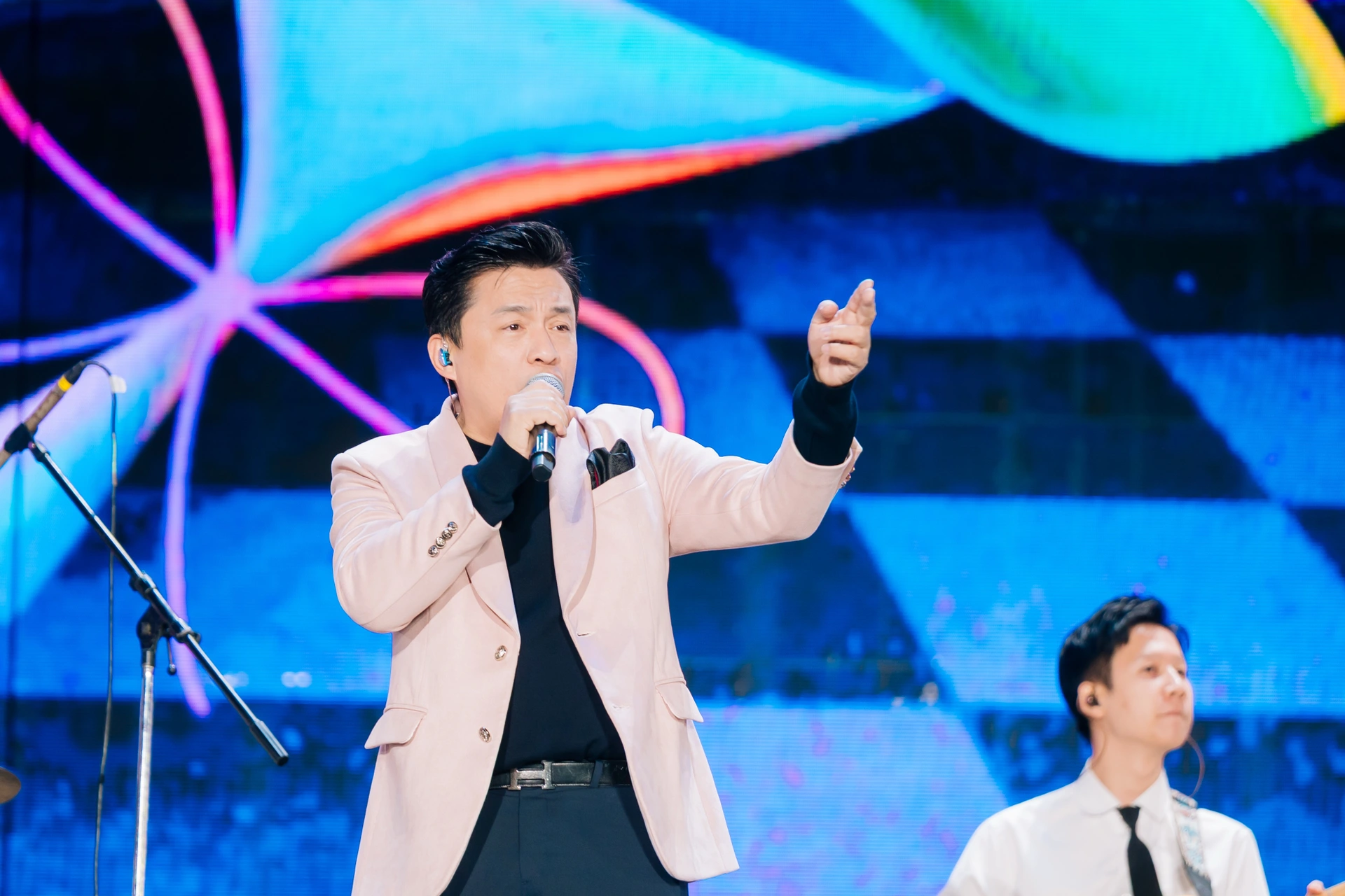 Trúc Nhân bắt nhịp tập thể dục cùng khán giả Hà Nội - 8 Trúc Nhân bắt nhịp tập thể dục cùng khán giả Hà Nội - 8