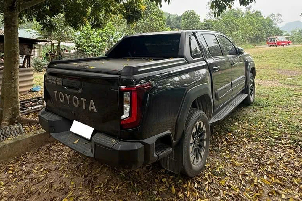 Toyota Hilux 2026 biển số Hà Nội mới chạy 300km đã được rao bán - 2 Toyota Hilux 2026 biển số Hà Nội mới chạy 300km đã được rao bán - 2