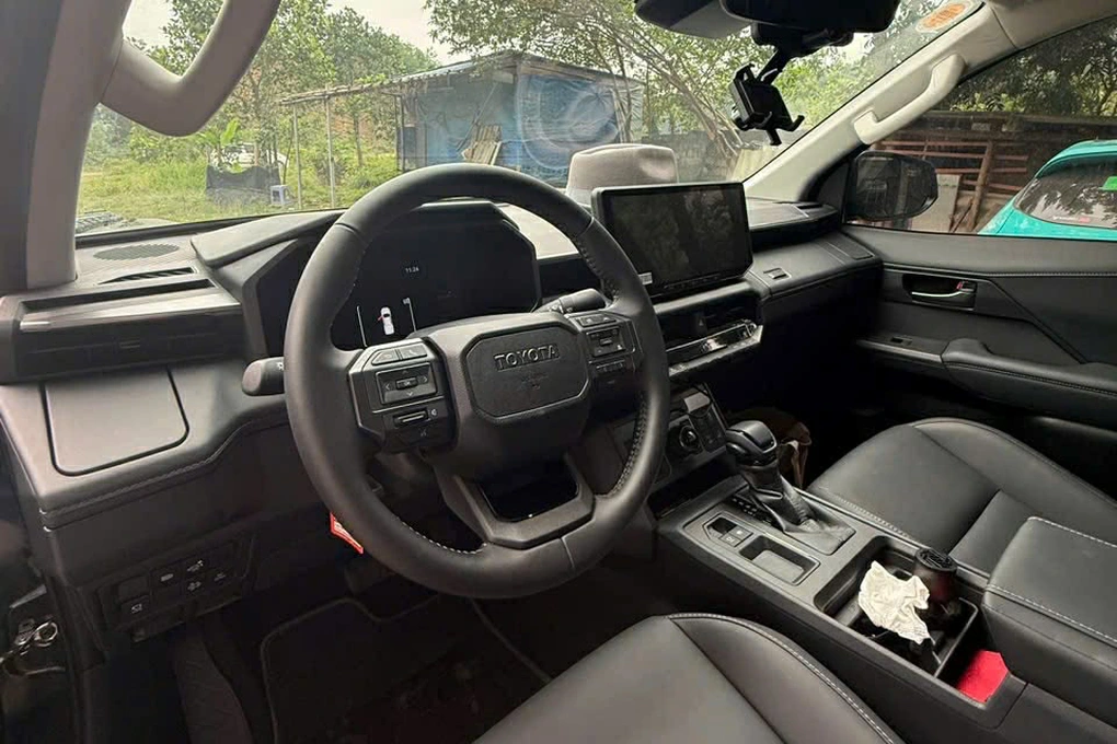 Toyota Hilux 2026 biển số Hà Nội mới chạy 300km đã được rao bán - 3 Toyota Hilux 2026 biển số Hà Nội mới chạy 300km đã được rao bán - 3