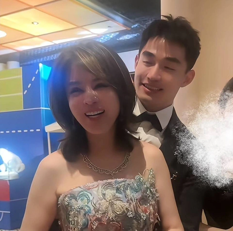 Nữ đại gia Trung Quốc cưới lần 6: Chồng trẻ kém 30 tuổi, nhận 190 tỷ đồng - 4 Nữ đại gia Trung Quốc cưới lần 6: Chồng trẻ kém 30 tuổi, nhận 190 tỷ đồng - 4