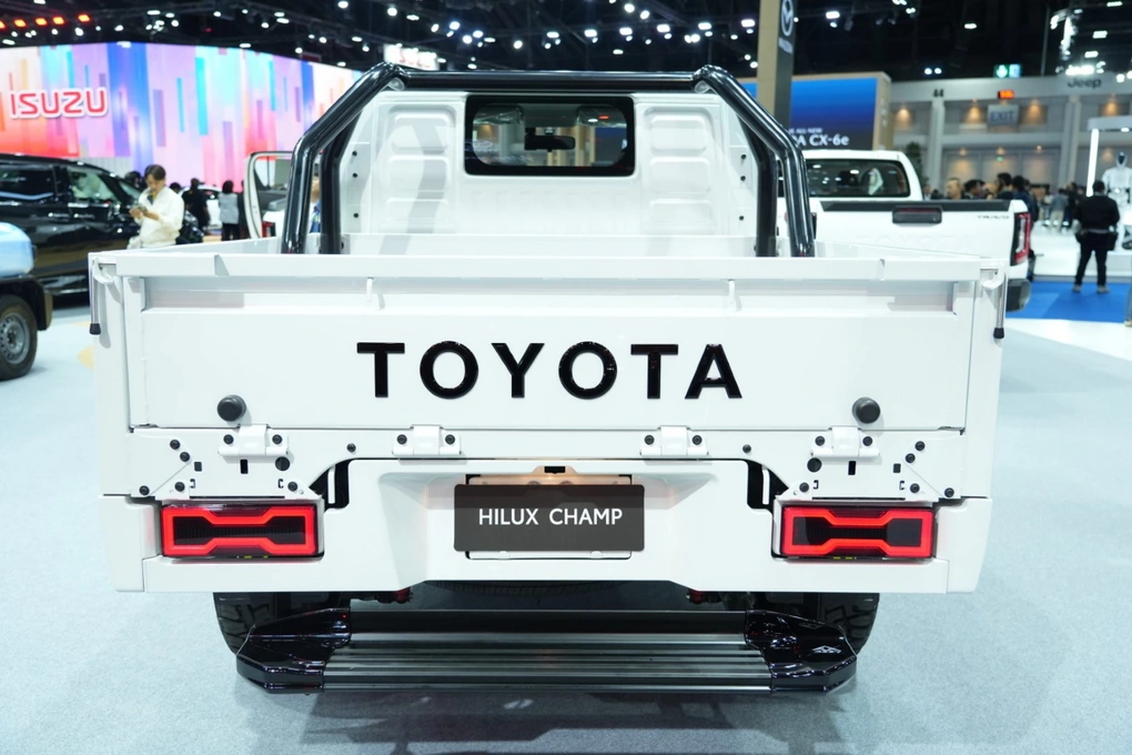 Chiếc Hilux có giá quy đổi chỉ hơn 400 triệu đồng được độ phong cách Brabus - 3