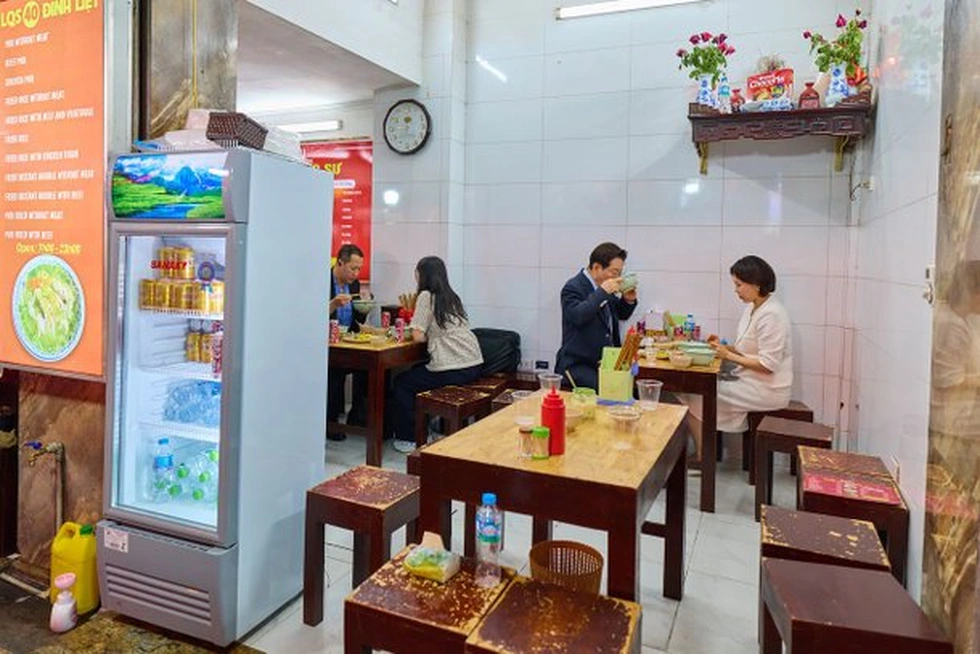 Tổng thống Hàn Quốc và phu nhân ăn phở, cơm rang dưa bò giữa phố cổ Hà Nội - 2 Tổng thống Hàn Quốc và phu nhân ăn phở, cơm rang dưa bò giữa phố cổ Hà Nội - 2