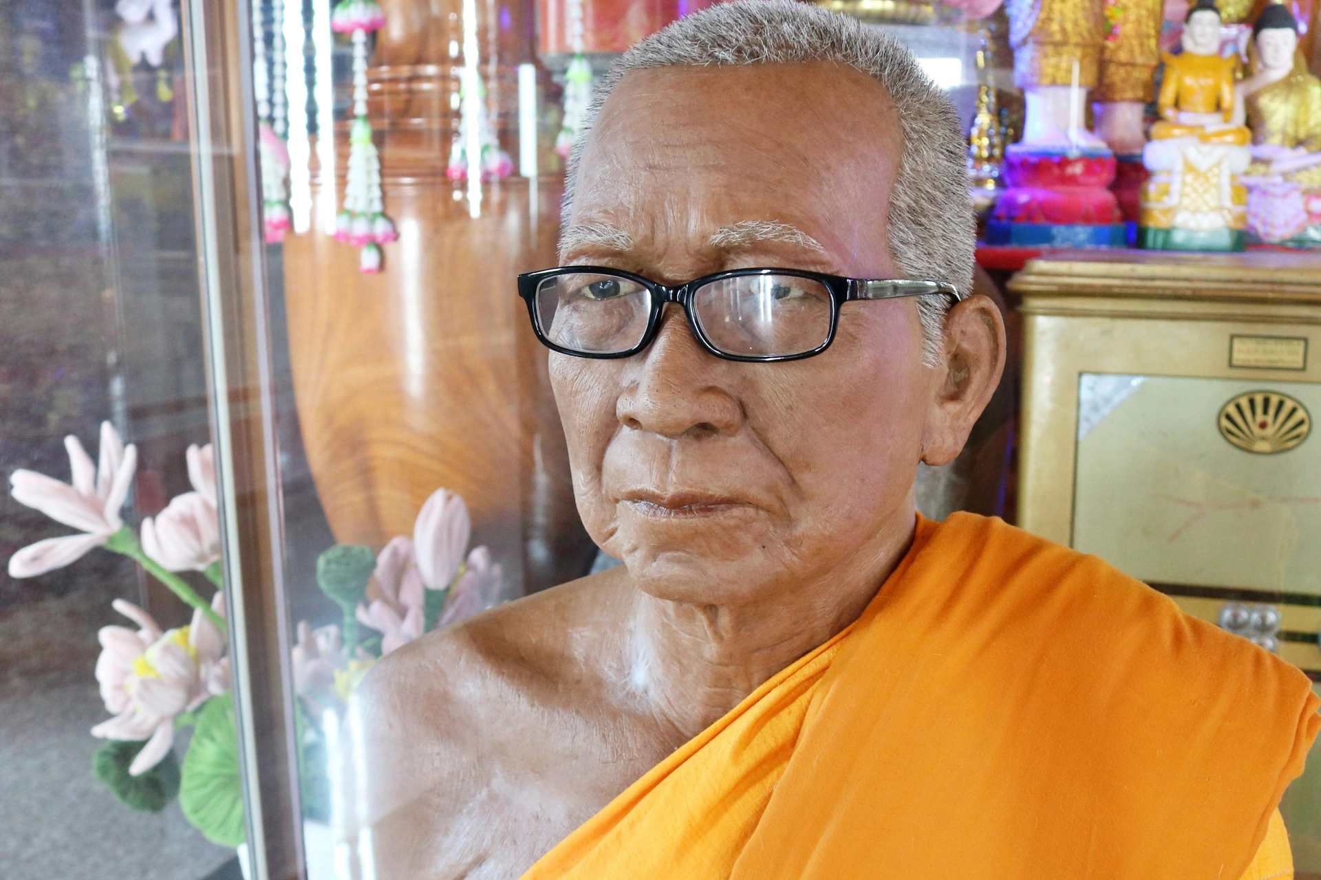 Tượng sáp vị sư giống y người thật khiến nhiều người đến bắt chuyện - 6