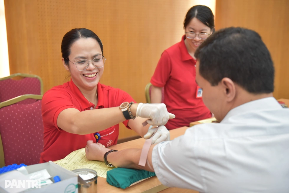 Cán bộ Bộ Nội vụ tham gia hiến máu, lan tỏa nghĩa cử vì cộng đồng - 2 Cán bộ Bộ Nội vụ tham gia hiến máu, lan tỏa nghĩa cử vì cộng đồng - 2