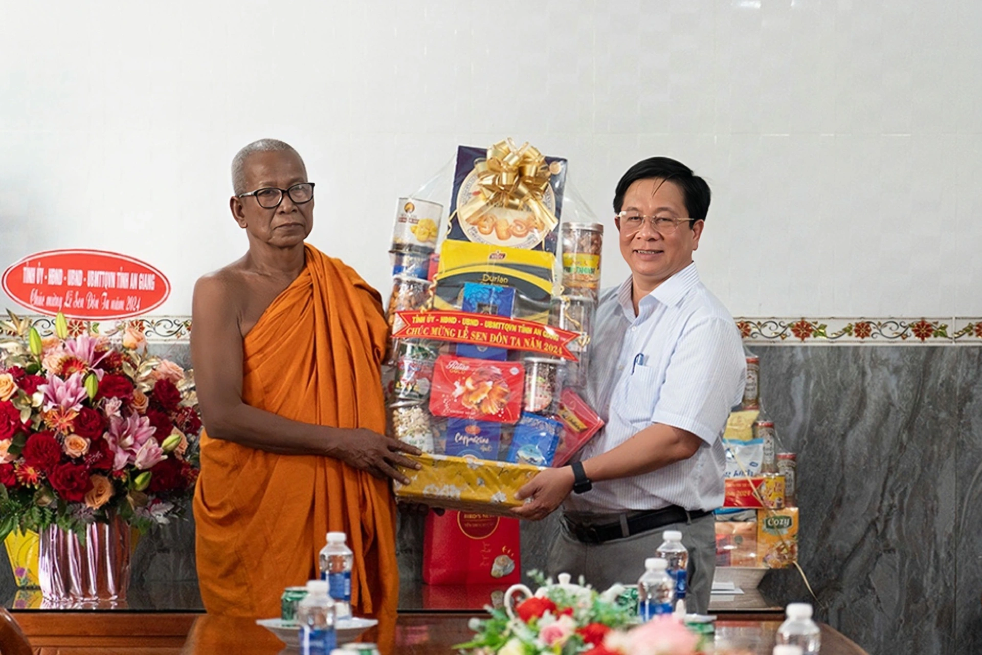 Tượng sáp vị sư giống y người thật khiến nhiều người đến bắt chuyện - 7