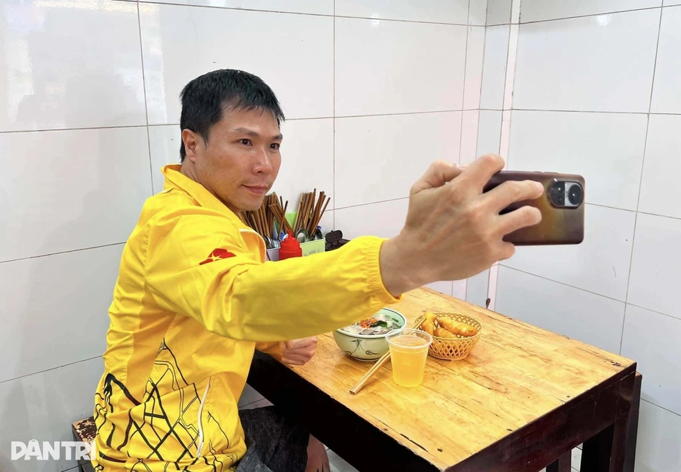 Khách Việt chụp ảnh, người Hàn đổ đến quán phở Tổng thống Hàn Quốc từng ăn - 3 Khách Việt chụp ảnh, người Hàn đổ đến quán phở Tổng thống Hàn Quốc từng ăn - 3