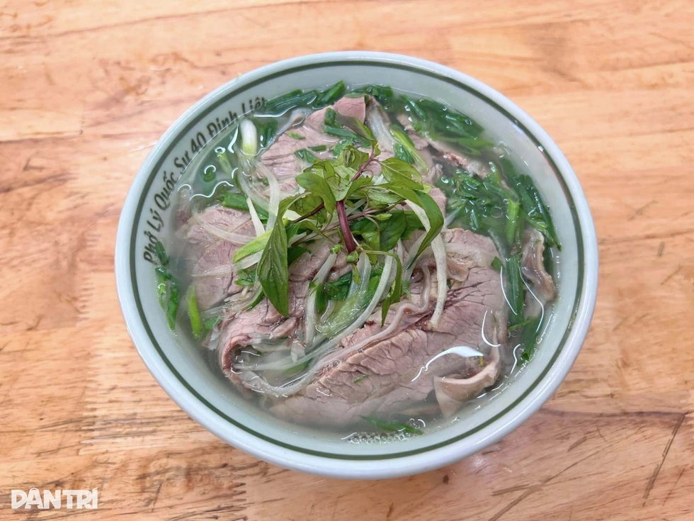 Khách Việt chụp ảnh, người Hàn đổ đến quán phở Tổng thống Hàn Quốc từng ăn - 4 Khách Việt chụp ảnh, người Hàn đổ đến quán phở Tổng thống Hàn Quốc từng ăn - 4
