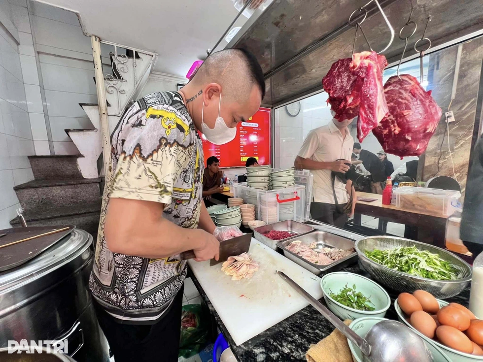 Khách Việt chụp ảnh, người Hàn đổ đến quán phở Tổng thống Hàn Quốc từng ăn - 5 Khách Việt chụp ảnh, người Hàn đổ đến quán phở Tổng thống Hàn Quốc từng ăn - 5