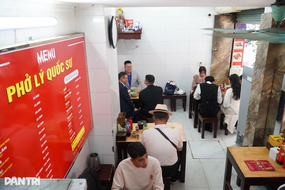 Khách Việt chụp ảnh, người Hàn đổ đến quán phở Tổng thống Hàn Quốc từng ăn - 2 Khách Việt chụp ảnh, người Hàn đổ đến quán phở Tổng thống Hàn Quốc từng ăn - 2