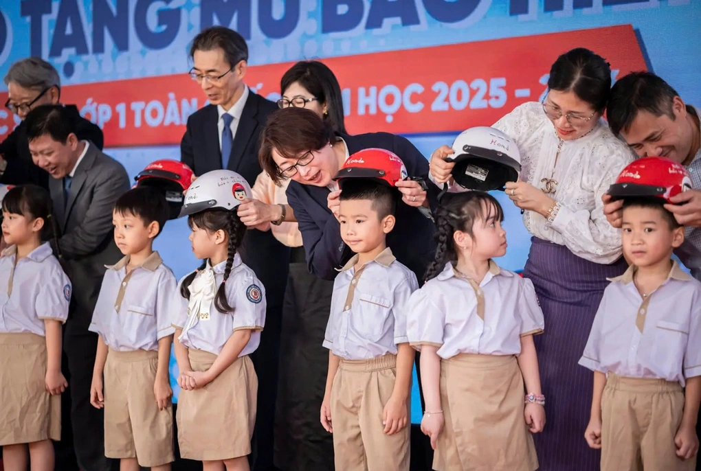 Trao mũ - Gieo thói quen: HVN góp phần nâng cao tỷ lệ đội mũ bảo hiểm ở trẻ - 2