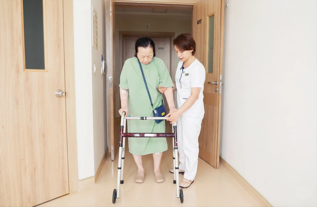 Robot AI giúp bệnh nhân đi lại sau 3 giờ phẫu thuật thay khớp gối tại Vinmec Hải Phòng - 2