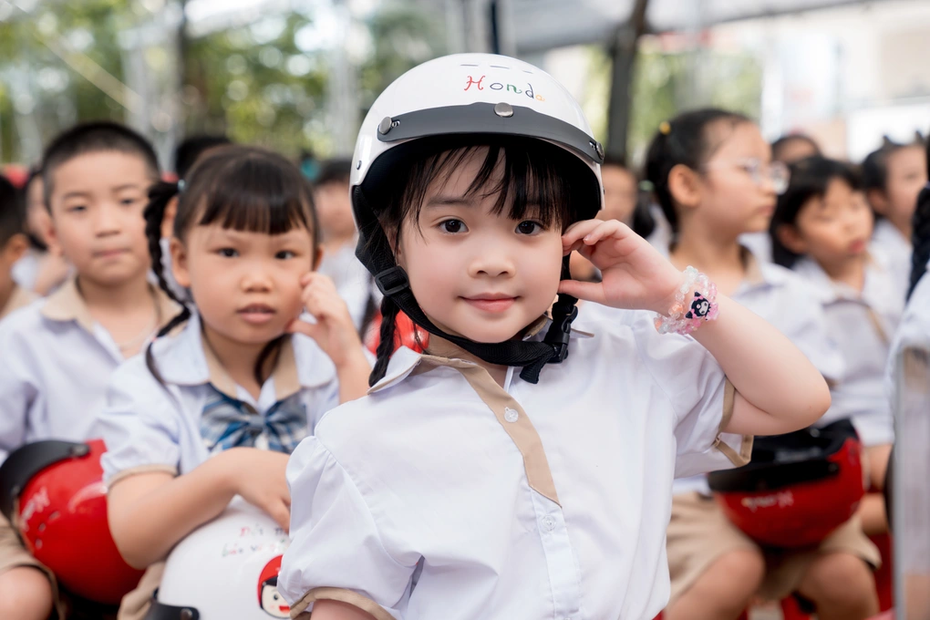 Trao mũ - Gieo thói quen: HVN góp phần nâng cao tỷ lệ đội mũ bảo hiểm ở trẻ - 3