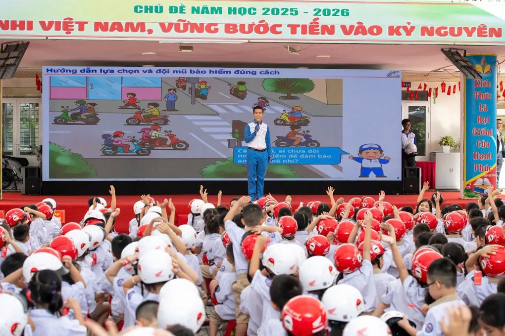 Trao mũ - Gieo thói quen: HVN góp phần nâng cao tỷ lệ đội mũ bảo hiểm ở trẻ - 4