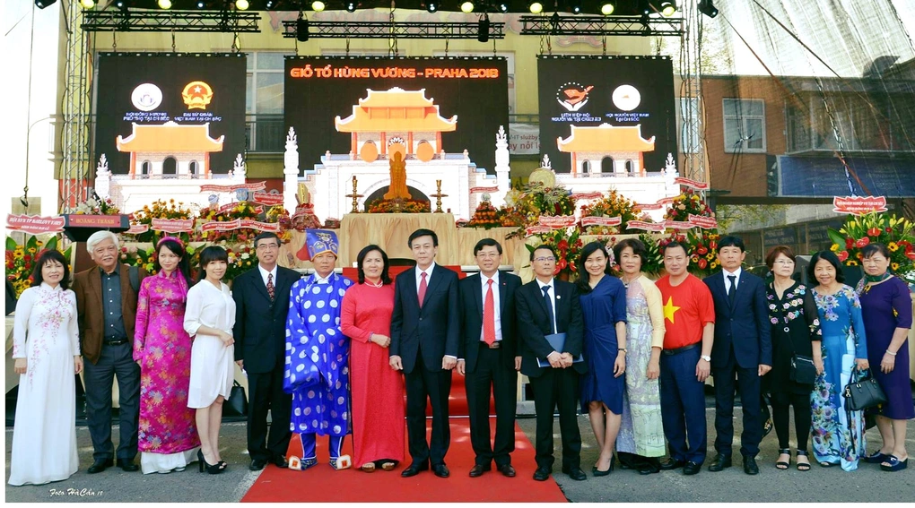 Hậu duệ đời thứ 17 của vua Lê Kính Tông đưa tượng Vua Hùng an vị ở xứ người - 2
