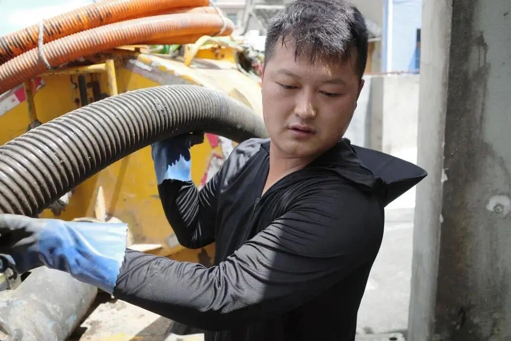 Chú rể dùng 9 xe hút chất thải rước dâu, gây sốt mạng Trung Quốc - 2