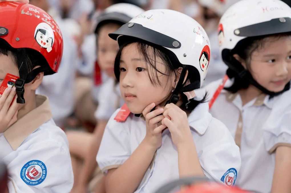 Trao mũ - Gieo thói quen: HVN góp phần nâng cao tỷ lệ đội mũ bảo hiểm ở trẻ - 5