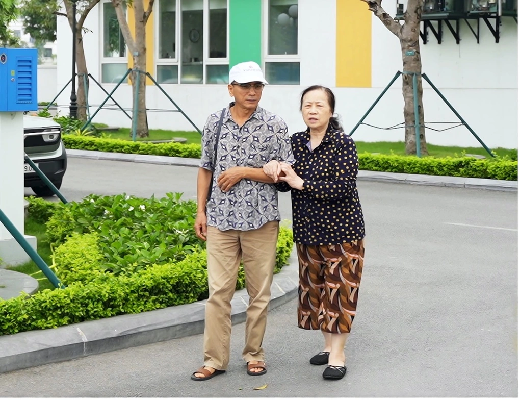 Robot AI giúp bệnh nhân đi lại sau 3 giờ phẫu thuật thay khớp gối tại Vinmec Hải Phòng - 3