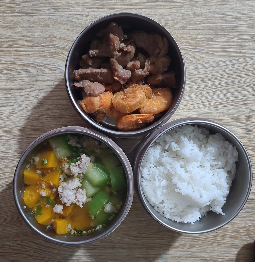 Lo con ăn thịt bẩn, bà mẹ 10 năm dậy từ 5h nấu cơm cho con mang đi học - 4