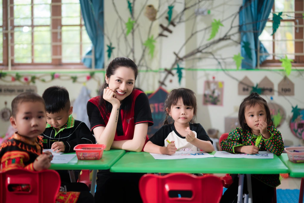 Khi bàn ghế mới và nhà banh trở thành niềm vui với trẻ em Lạng Sơn - 3