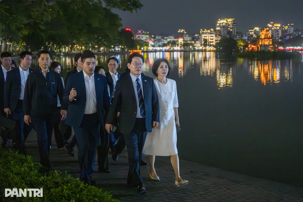 Tổng thống Hàn Quốc và phu nhân ăn phở, cơm rang dưa bò giữa phố cổ Hà Nội - 3 Tổng thống Hàn Quốc và phu nhân ăn phở, cơm rang dưa bò giữa phố cổ Hà Nội - 3